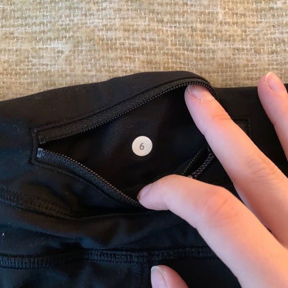 Soul Cycle Lulu Lemon Cropped black Leggings sz 6 - Picture 7 of 7